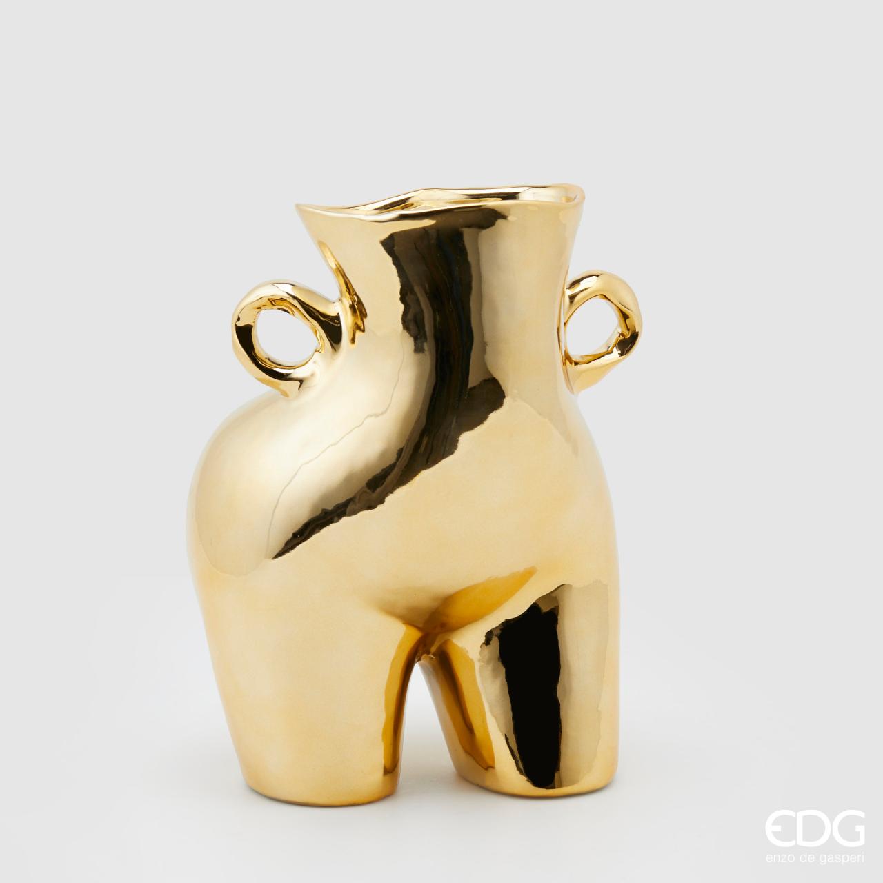 Vaso portafiori in ceramica di colore oro metal dalla forma particolare ed originale. Dimensioni: cm 20 x 16,5 x 27 h. In negozio e online su tuttochic.it