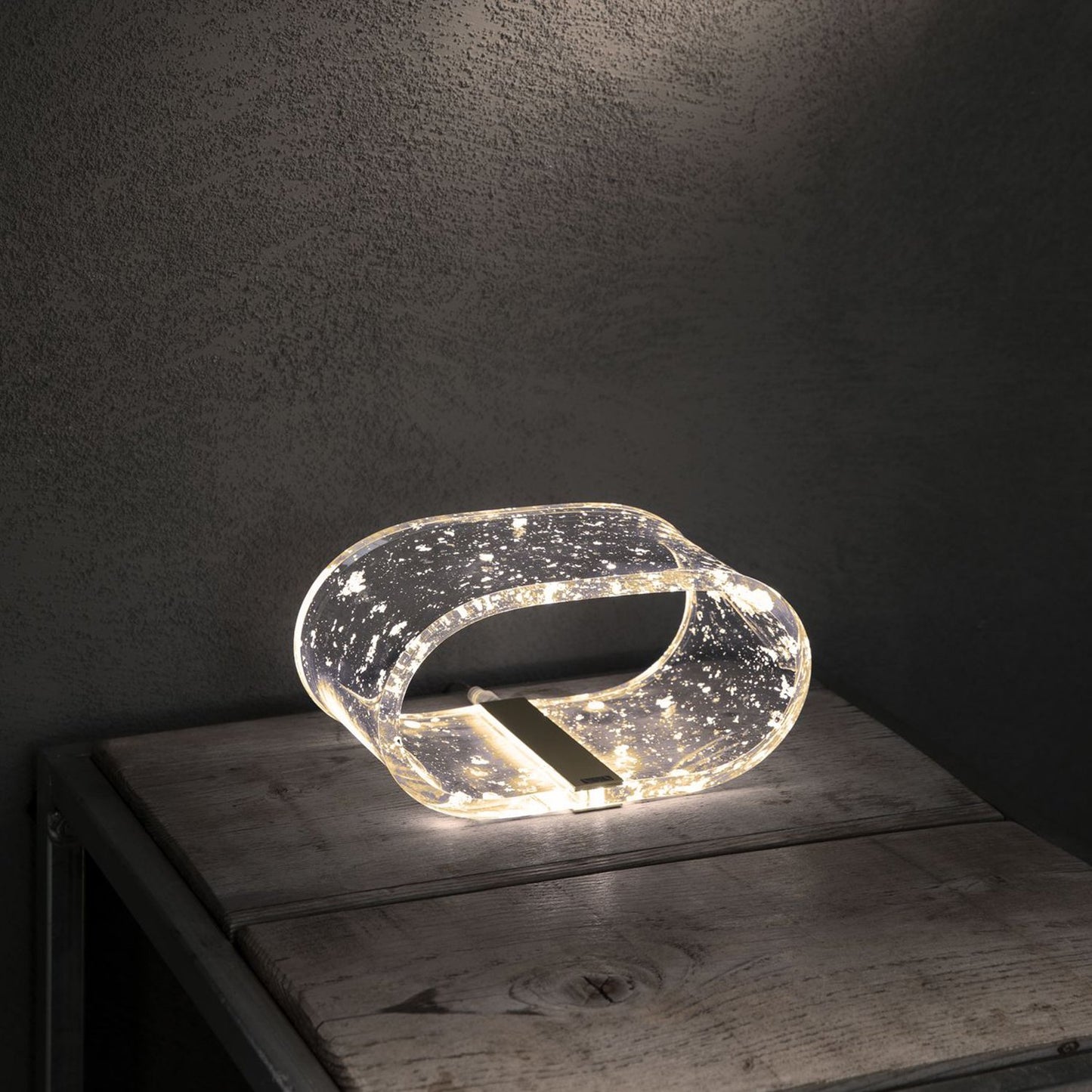 La lampada led grande Future è in cristallo acrilico con all’interno inserti di foglie oro. Vesta Home. In negozio e online su tuttochic.it
