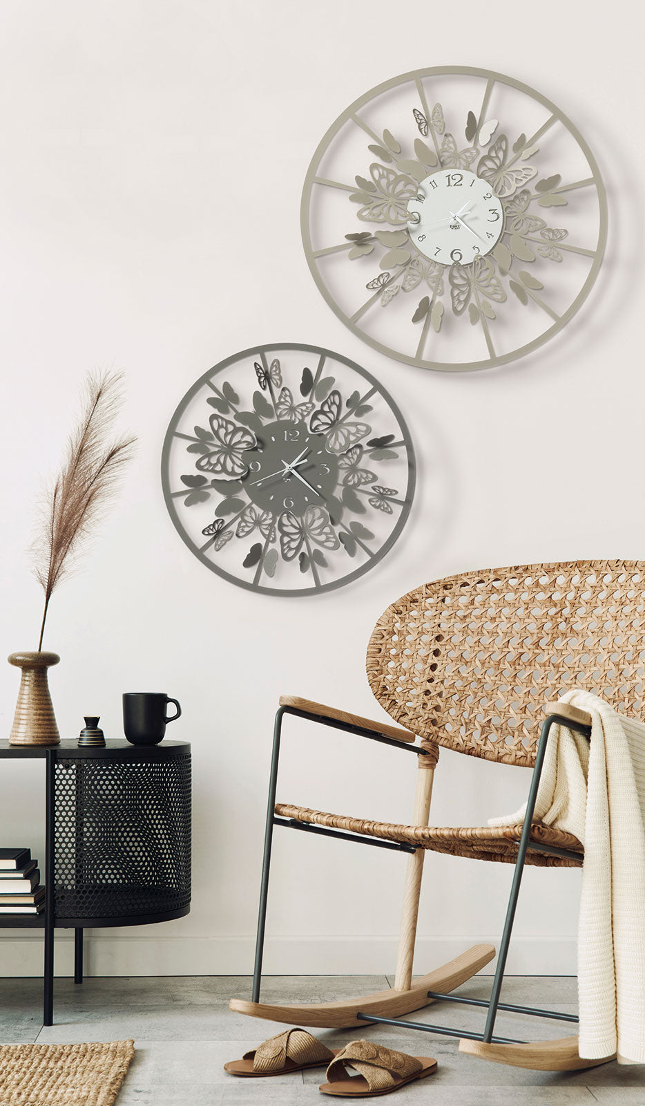 Orologio da parete Sfarfallio grande in metallo di colore sabbia e bianco marmo è un complemento d’arredo ispirato alla natura, in particolar modo alle farfalle. Questo orologio è perfetto in camera da letto, ma anche in ufficio e nelle varie zone della casa. Dimensioni: Ø 60 cm. In negozio e online su tuttochic.it