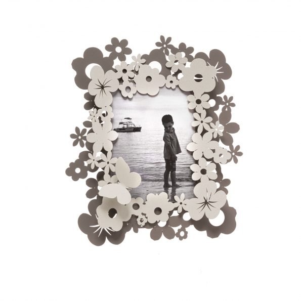 Porta foto con cornice decorata da numerosi fiori di vario design. I due strati hanno combinazioni di colore differenti. Dimensione: 31x35H (foto 15x20H). In negozio e online su tuttochic.it