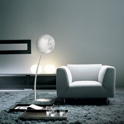 Mappamondo luminoso da terra con piantana di design, sfera bianca e grigia. Nel buio con la luce accesa i colori si capovolgono. In negozio e online su tuttochic.it