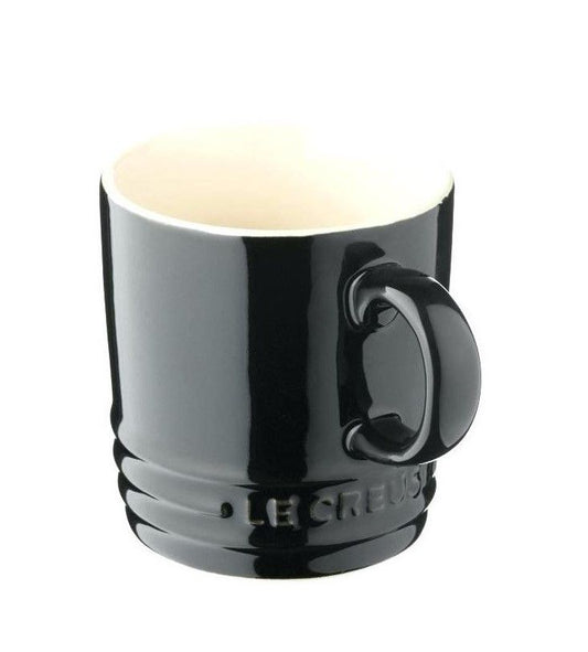 questa tazza mug è l’ideale per gustare comodamente e con stile un caffè americano o un latte macchiato. Capacità: 0.35 L Lunghezza: 12.7 cm Profondità: 9.2 cm Altezza: 9.4 cm. In negozio e online su tuttochic.it