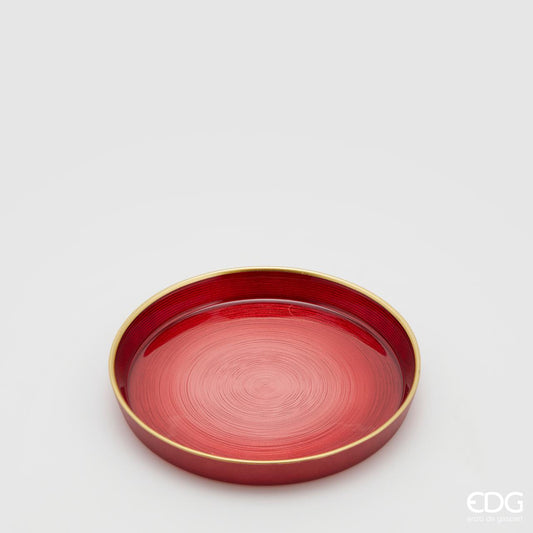 Piattino in vetro di colore rosso sfumato e bordo rialzato color oro. Ideale come base per candele o decorazioni varie. Dimensioni: diametro cm 16, altezza cm 2. In negozio e online su tuttochic.it