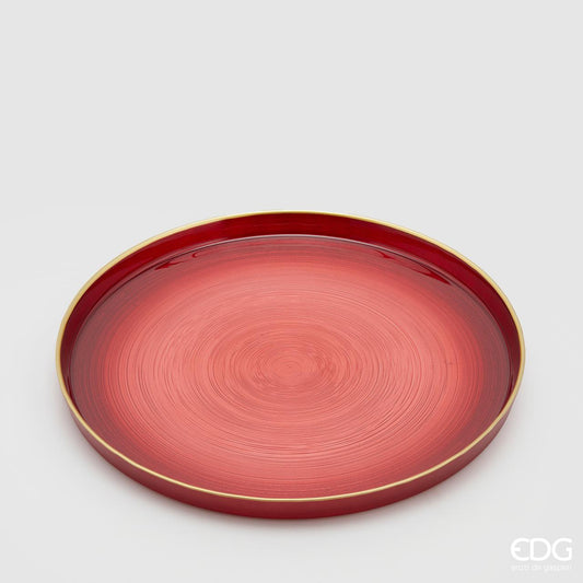 Piattino in vetro di colore rosso sfumato e bordo rialzato color oro. Ideale come base per candele o decorazioni varie. Dimensioni: diametro cm 32, altezza cm 3. In negozio e online su tuttochic.it