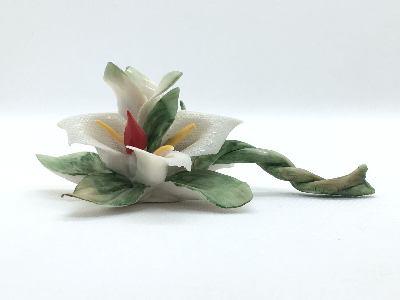 Tralcio portacandelina in ceramica di Capodimonte, fatto e decorato a mano. Firmato da Marta Marzotto, made in Italy. Dimensioni: cm 11 x 7 x 4,5 h