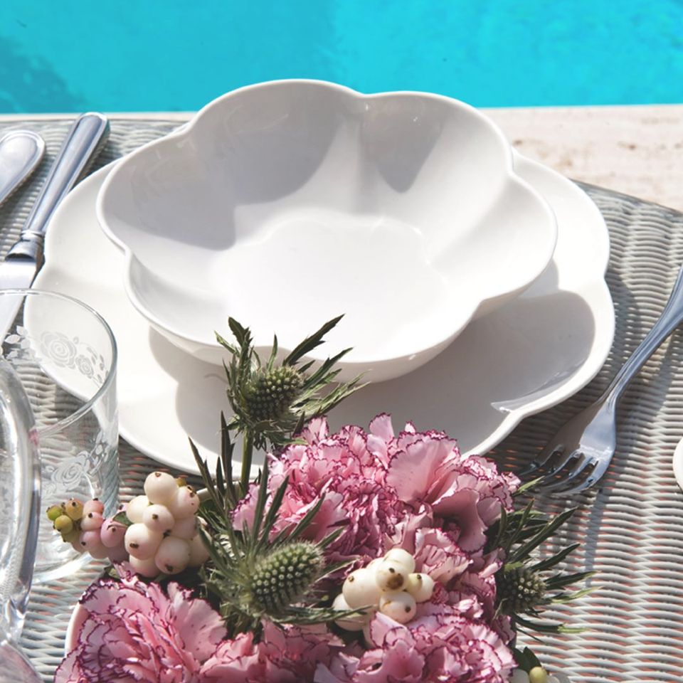 Set di 6 piatti piani in porcellana di colore bianco diam. 26 x 2,5h Lavabile in lavastoviglie Utilizzabile in microonde Utilizzabile in forno tradizionale. In negozio e online su tuttochic.it