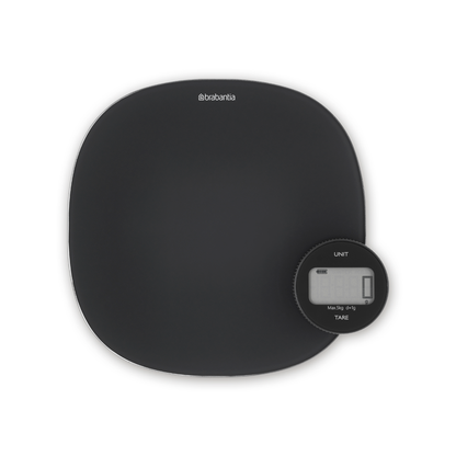 Bilancia da cucina digitale Tasty+. Un intelligente aiutante in cucina che pesa qualsiasi alimento da 5 grammi a 5 chili. È dotata di una dinamo che si ricarica ruotando la manopola, quindi non sono necessarie le batterie. Facile da pulire e rispettosa dell'ambiente. In negozio e online su tuttochic.it