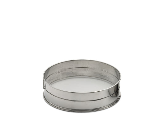 Setaccio per farina in acciaio inox diametro cm 25. Dimensione maglia 1,5 mm. In negozio e online su tuttochic.it