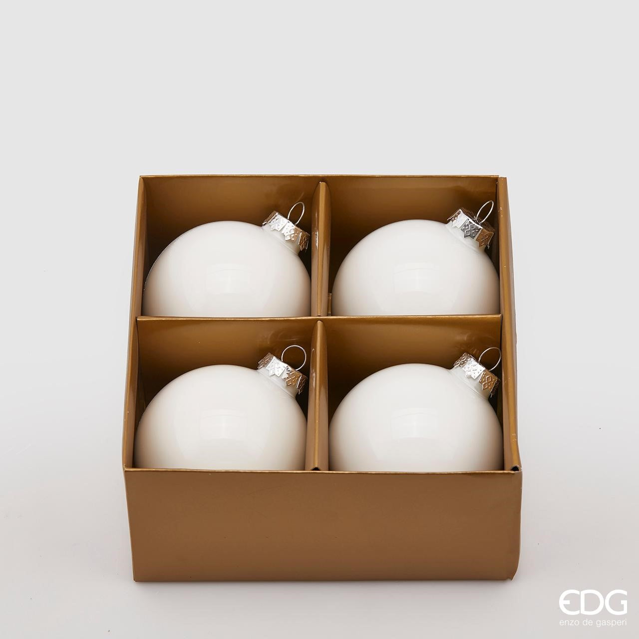 Confezione di 4 palline in vetro di colore bianco con diametro di 8 cm. In negozio e online su tuttochic.it