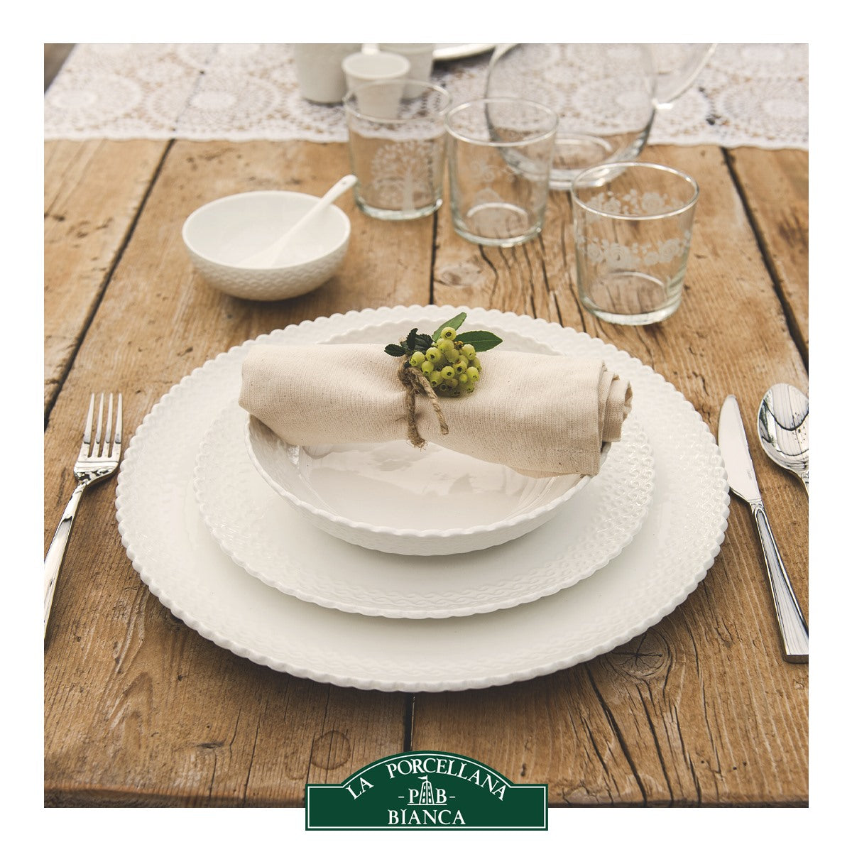 Confezione di 6 piatti piani in porcellana lavorata di colore bianco. linea Momenti, per dare un tocco di eleganza ad ogni apparecchiatura. Dimensioni: diametro cm 26, h 2,5 Utilizzabile in forno tradizionale Utilizzabile in forno a microonde Lavabile in lavastoviglie. In negozio e online su tuttochic.it