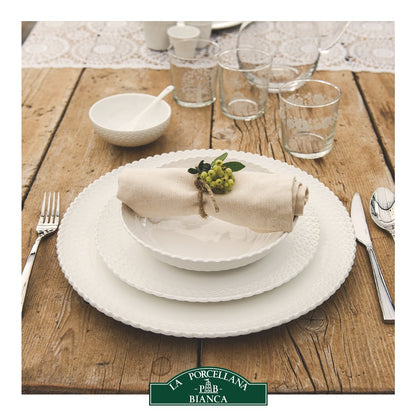 Confezione di 6 piatti piani in porcellana lavorata di colore bianco. linea Momenti, per dare un tocco di eleganza ad ogni apparecchiatura. Dimensioni: diametro cm 26, h 2,5 Utilizzabile in forno tradizionale Utilizzabile in forno a microonde Lavabile in lavastoviglie. In negozio e online su tuttochic.it
