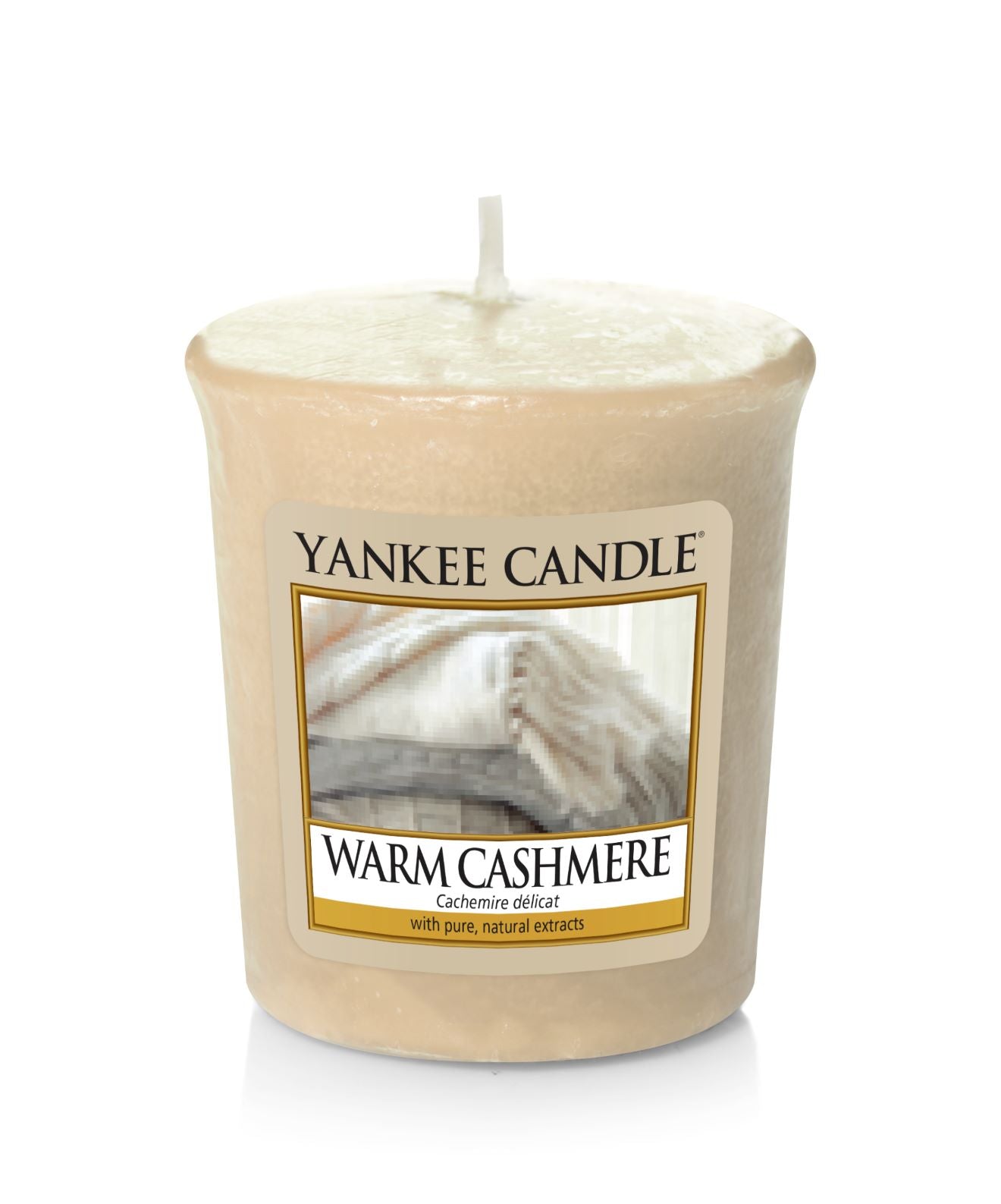 Informazioni sulla fragranza Warm Cashmere. Un'elegante e avvolgente sensazione regalata da sontuose e rilassanti note ispirate al profumo del sandalo e all'esotico patchouli. Usate le vostre fragranze preferite in uno degli eleganti porta candela. Tempo di combustione: 15 ore circa. In negozio e online su tuttochic.it