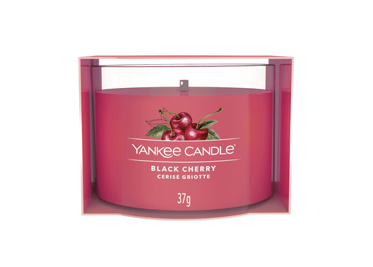 Fragranza Black Cherry, la deliziosa dolcezza del profumo ispirato alle amarene mature. Candele sampler in vetro di Yankee Candle® Peso: 37 gr. Tempo di combustione: 7 a 10 ore. In negozio e online su tuttochic.it