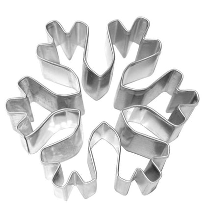 L'albero di Natale decorato in modo diverso. Hai mai decorato il tuo albero di Natale con i tagliabiscotti? No? È giunto il momento! Attacca un nastro decorativo al tagliabiscotti e appendi le forme all'albero. In negozio e online su tuttochic.it