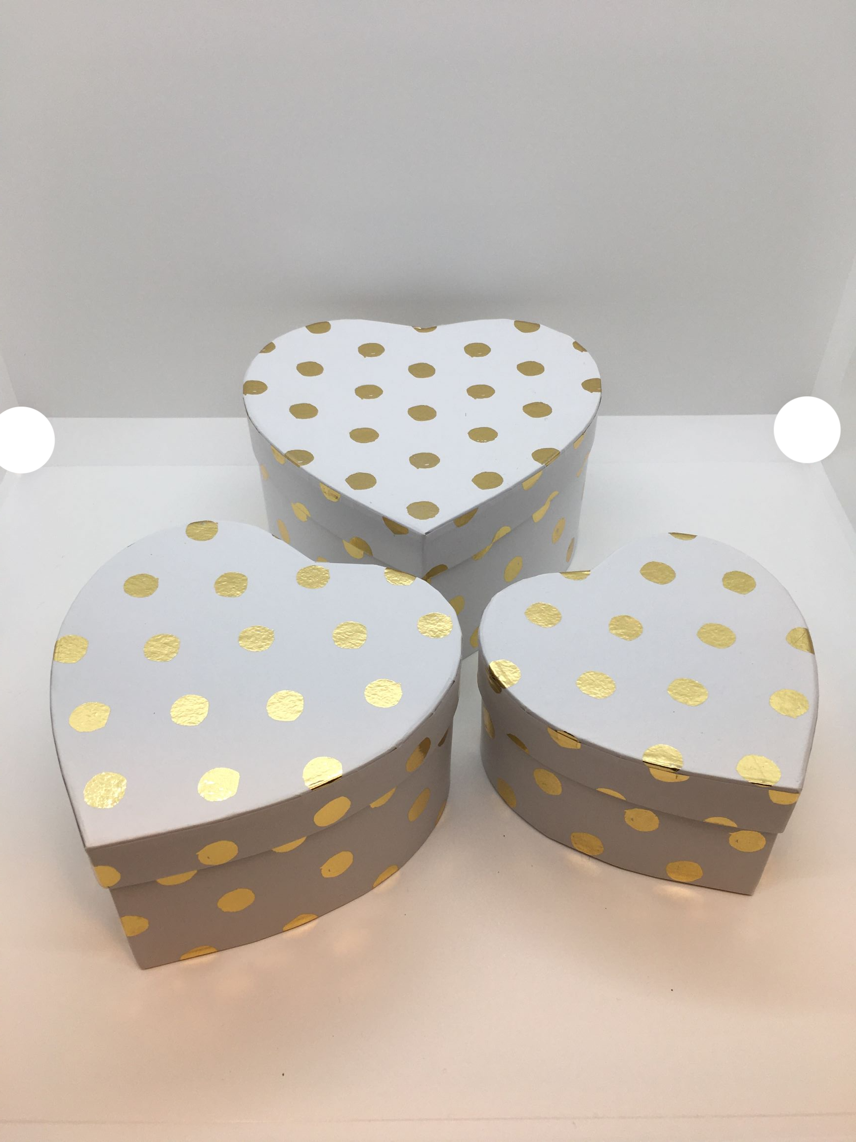 Set di 3 scatole regalo a forma di cuore in cartone bianco con decorazione pois color oro. Dimensione: scatola piccola cm 11 x 11 x 6 h scatola media cm 13 x 13 x 7 h scatola grande cm 15 x 15 x 8 h