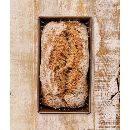 Teglia per pane rettangolare in acciaio al carbonio perforato con rivestimento antiaderente facile da pulire Adatto solo per l'impasto del pane! 20 cm Altezza 7,5 cm Il materiale forato migliora la circolazione dell'aria e il pane ha una superficie croccante tutt'intorno. In negozio e online su tuttochic.it