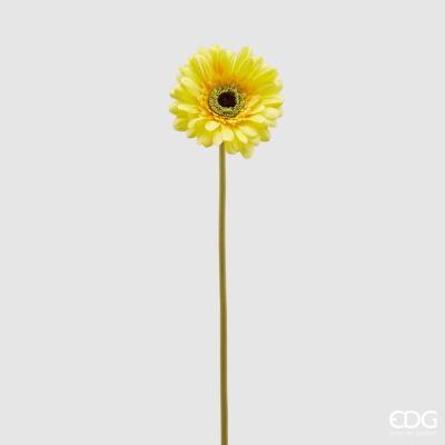 Fiore artificiale di Gerbera di colore giallo. Petali in tessuto, stelo in plastica. Dimensioni: cm 10 x 60 h. In negozio e online su tuttochic.it