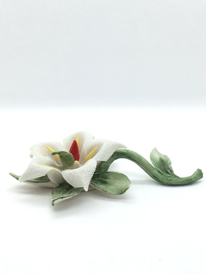 Tralcio con calla in ceramica di Capodimonte, fatto e decorato a mano. Firmato da Marta Marzotto, made in Italy. Dimensioni: cm 13 x 8 x 3 h