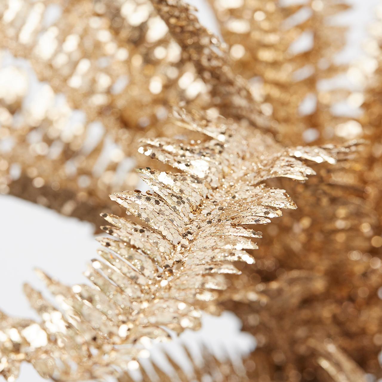 Ramo di Felce ornamentale artificiale con glitter oro. Dimensioni: altezza cm 38. In negozio e online su tuttochic.it