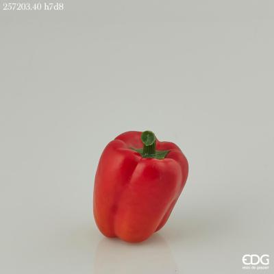 Peperone artificiale decorativo di colore rosso, ideale per creare decorazioni varie. Dimensioni: cm 6 x 10 h