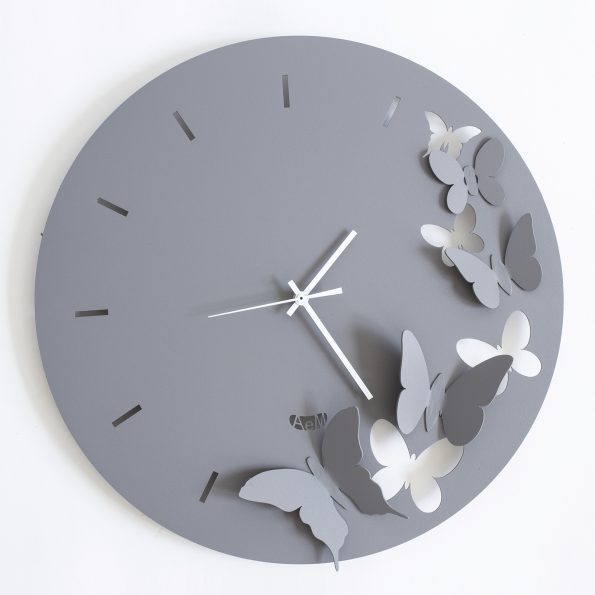 Orologio da parete in metallo di colore ardesia. Dimensione : diam. 40 cm. In negozio e online su tuttochic.it