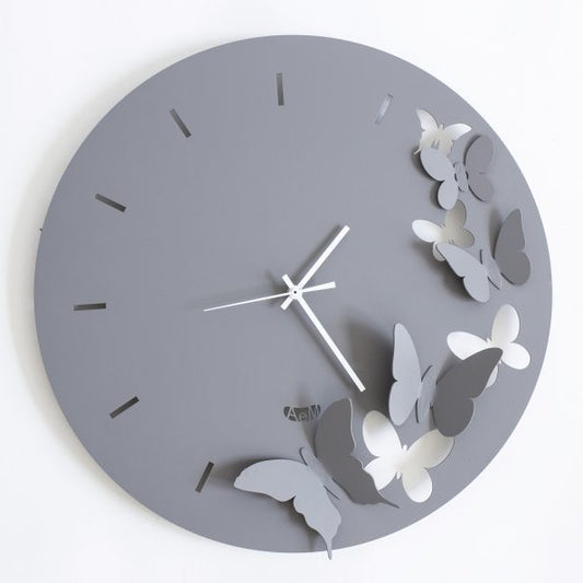 Orologio da parete in metallo di colore ardesia. Dimensione : diam. 40 cm. In negozio e online su tuttochic.it