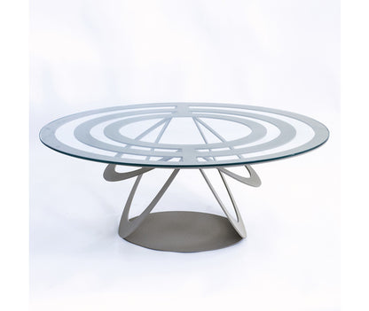 Tavolino ovale in metallo di colore grigio alluminio. Ripiano d'appoggio in vetro. Dimensioni : 80 x 58 x 32H. In negozio e online su tuttochic.it
