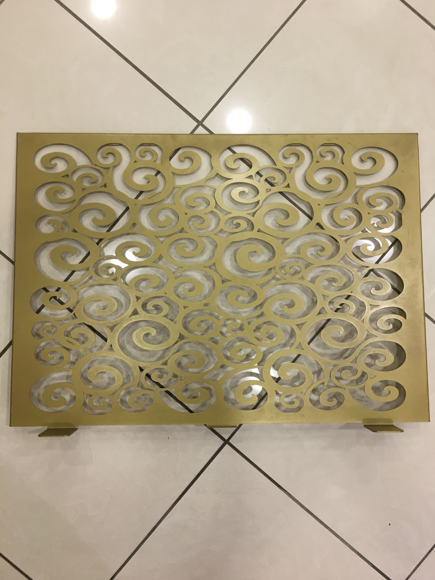 Parascintille in metallo lavorato, colore oro laccato. Dimensioni: cm. 70 x 51 H