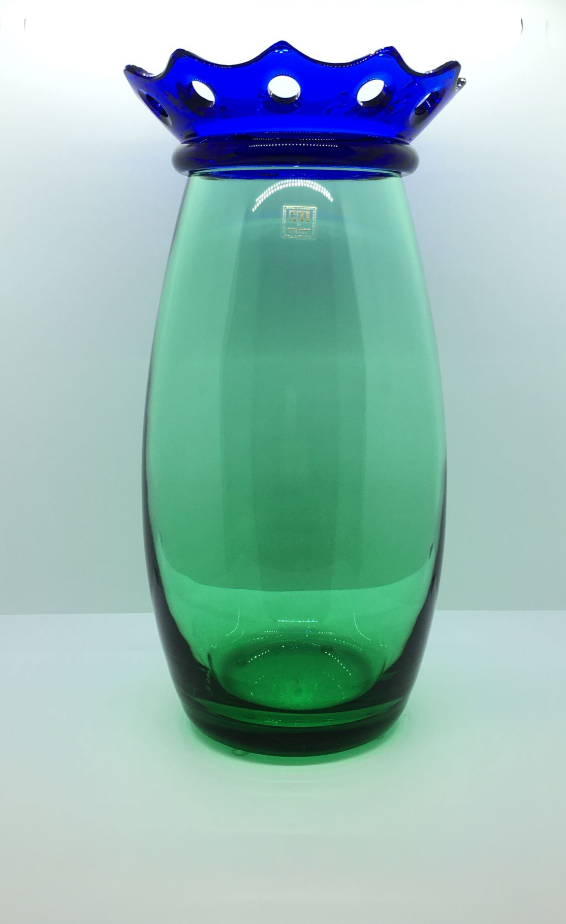 Vaso portafiori in cristallo colorato verde e blu traslucidi. Dimensioni: cm 17 x 34 h