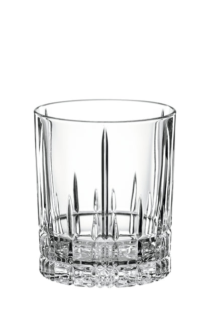 Set di 4 bicchieri whisky/cocktail in vetro cristallino. Il bicchiere Double Old Fashioned è ideale per cocktail composti da grandi quantità di liquido servito con ghiaccio, grazie ad una maggiore capacità. Dimensioni: mm ø 86 x 100 h - Capacità: 368 ml. Lavabile in lavastoviglie. In negozio e online su tuttochic.it