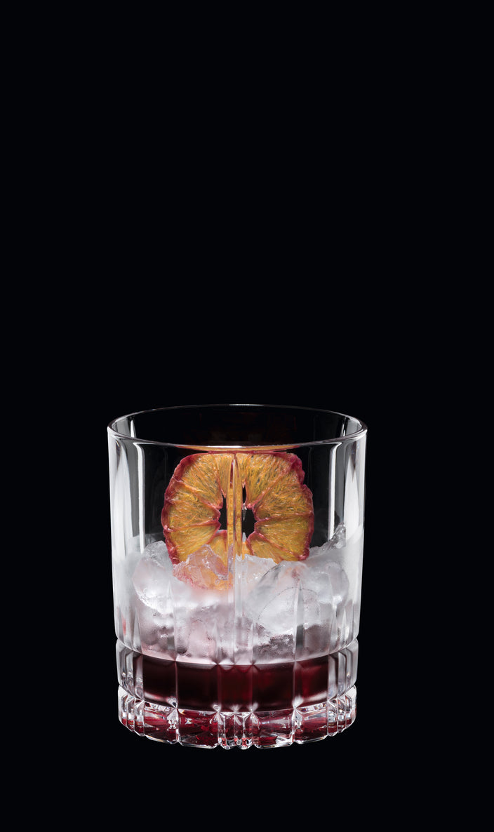 Set di 4 bicchieri whisky/cocktail in vetro cristallino. Il bicchiere Double Old Fashioned è ideale per cocktail composti da grandi quantità di liquido servito con ghiaccio, grazie ad una maggiore capacità. Dimensioni: mm ø 86 x 100 h - Capacità: 368 ml. Lavabile in lavastoviglie. In negozio e online su tuttochic.it