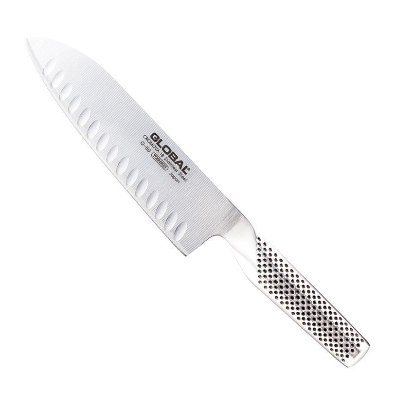 Il coltello santoku è il coltello multiuso giapponese tradizionale. Adatto per ogni scopo anche della cucina europea. I coltelli Global sono realizzati con il miglior acciaio inossidabile: le lame sono in CROMOVA, uno speciale acciaio inox, temperato a 56°-58°C Rockwell. In negozio e online su tuttochic.it