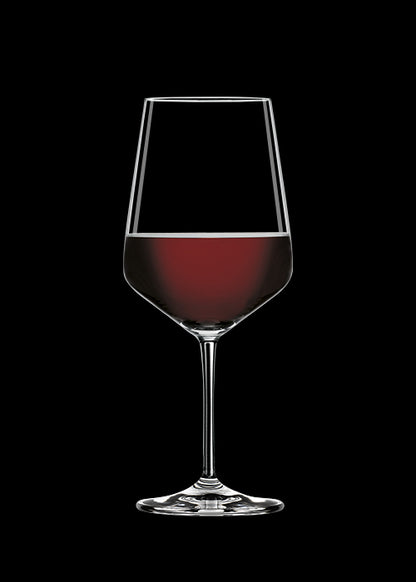 Set di 4 calici vino rosso da degustazione in vetro cristallino. Dimensioni: mm 96 x 230 h - Capacità: 630 ml Style è una serie di bicchieri con una concezione della forma molto moderna che con la loro caratteristica silhouette donano ad ogni tavola un'espressione di stile ed eleganza. Lavabile in lavastoviglie