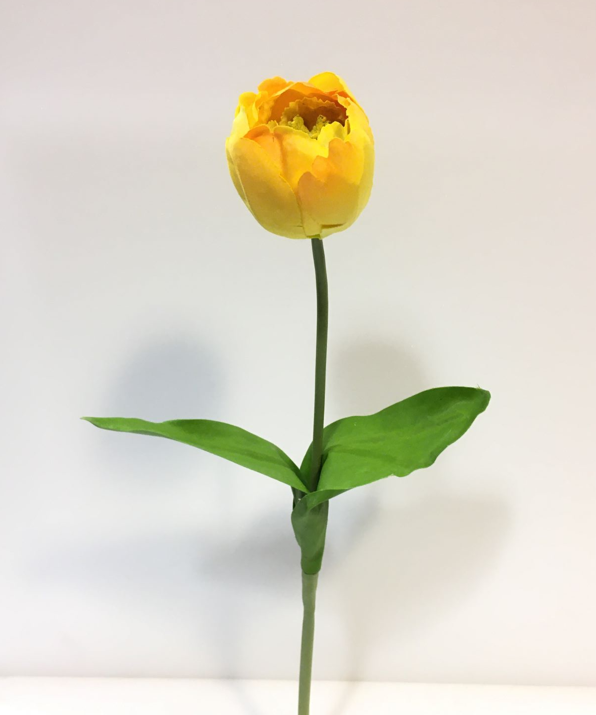 Tulipano giallo alto cm 43.  Fiore artificiale in tessuto. In negozio e online su tuttochic.it