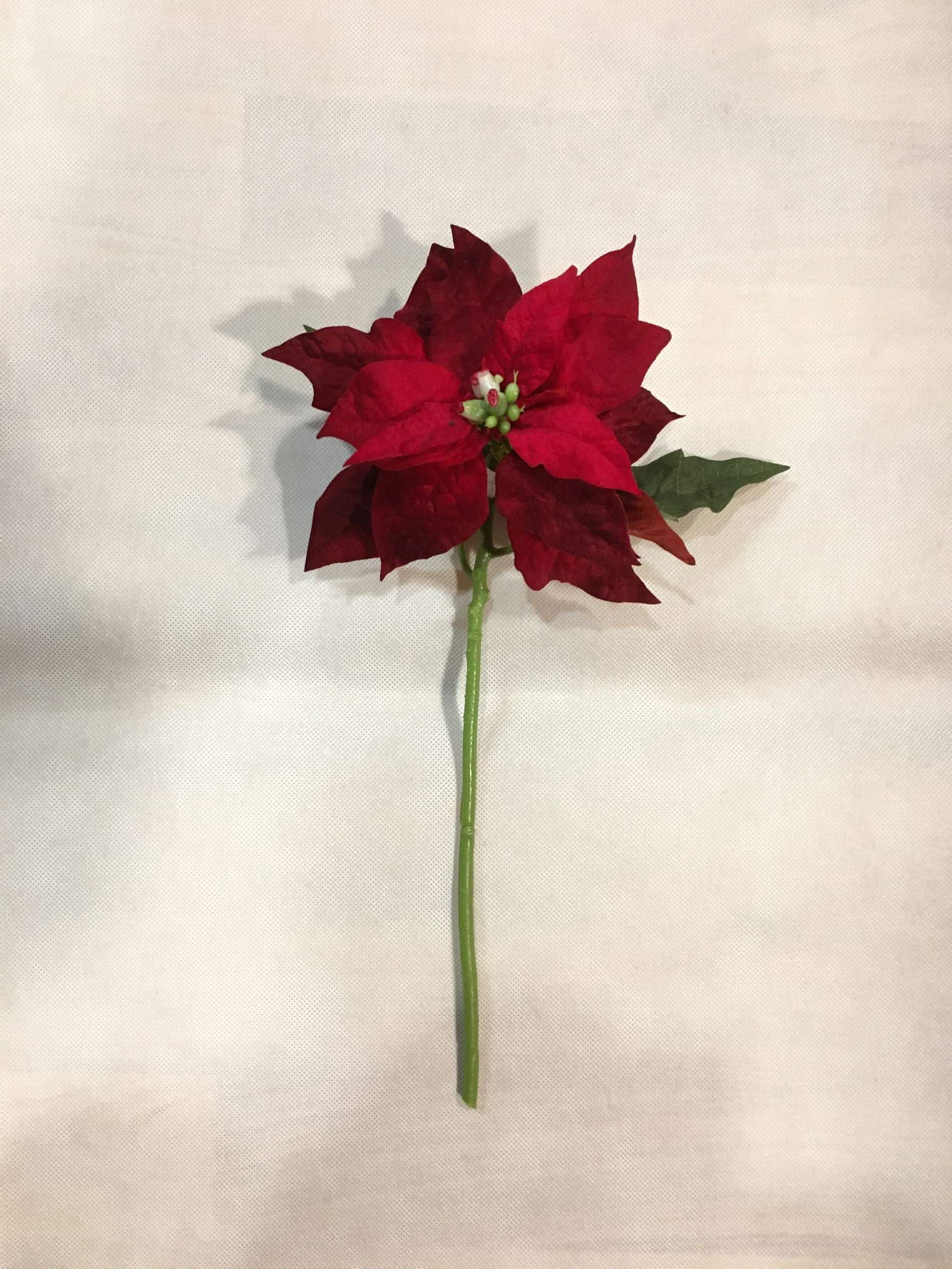 Fiore stella di Natale con petali effetto velluto. Dimensioni: cm 32 h.