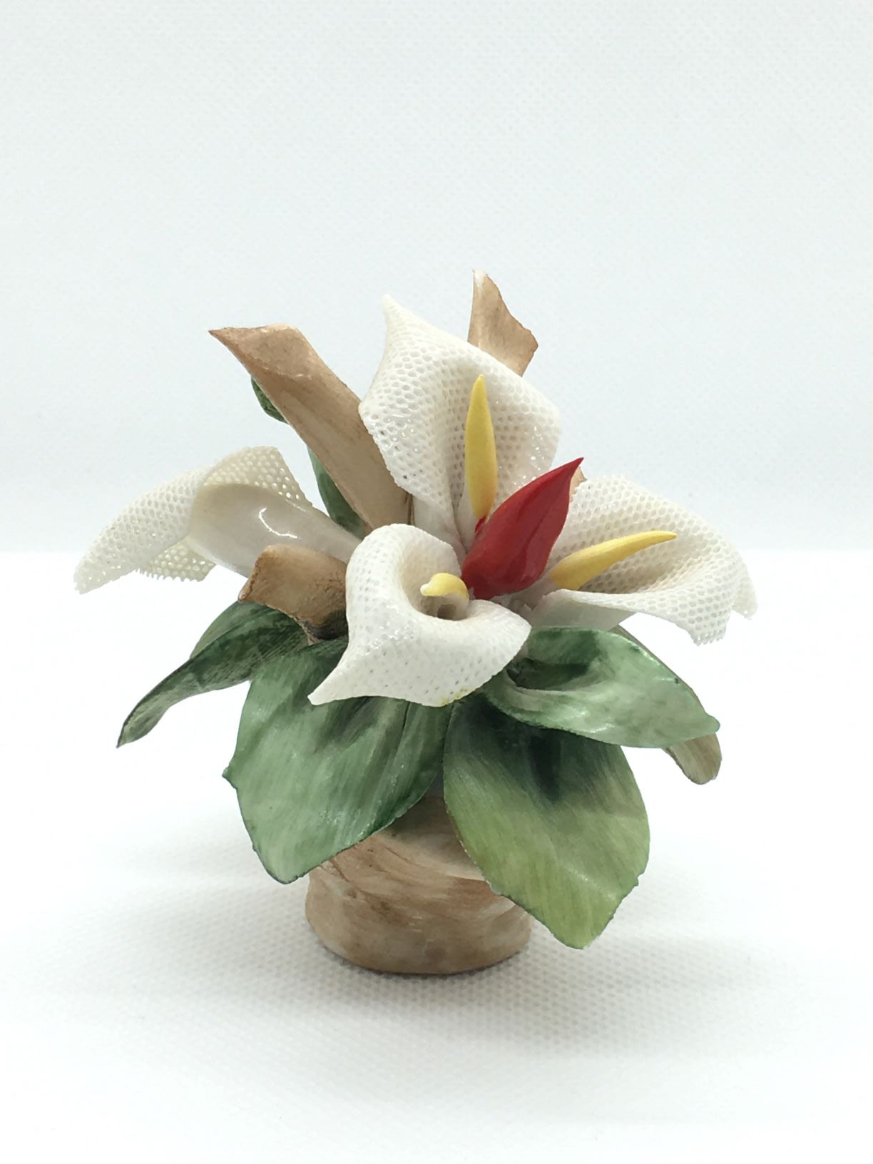 Cestino ovale con calle in ceramica di Capodimonte, fatto e decorato a mano. Firmato da Marta Marzotto, made in Italy. Dimensioni: cm 8 x 8 h