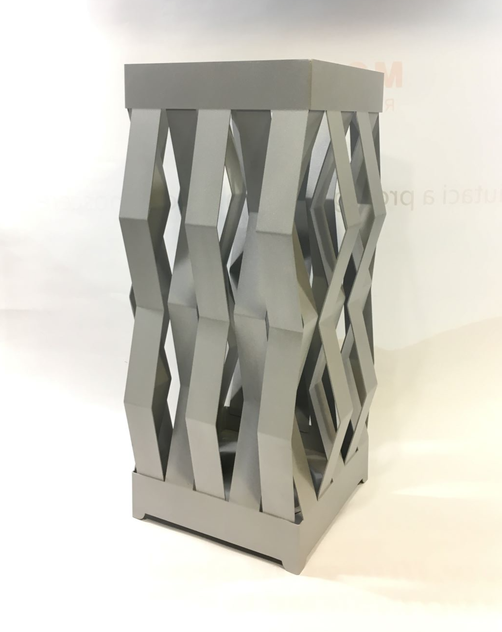 Porta Ombrelli quadrato in metallo di colore grigio alluminio. Dimensione: diametro cm 28 x 28 x 56H