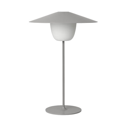 La lampada mobile a LED ANI LAMP LARGE grazie alla batteria integrata, può essere utilizzata ovunque, posizionata sul supporto, appesa al cavo o appoggiata sul tavolo. Toccando gli anelli sul paralume è possibile alternare tra tre livelli di luminosità Dimensioni: cm 34 x49 h. In negozio e online su tuttochic.it