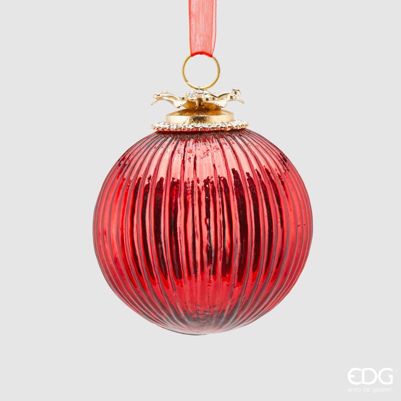 Decoro per albero di Natale, palla in vetro di colore rosso lavorato a righe  con applicazioni di metallo e strass. Dimensioni: Ø 10 cm. In negozio e online su tuttochic.it