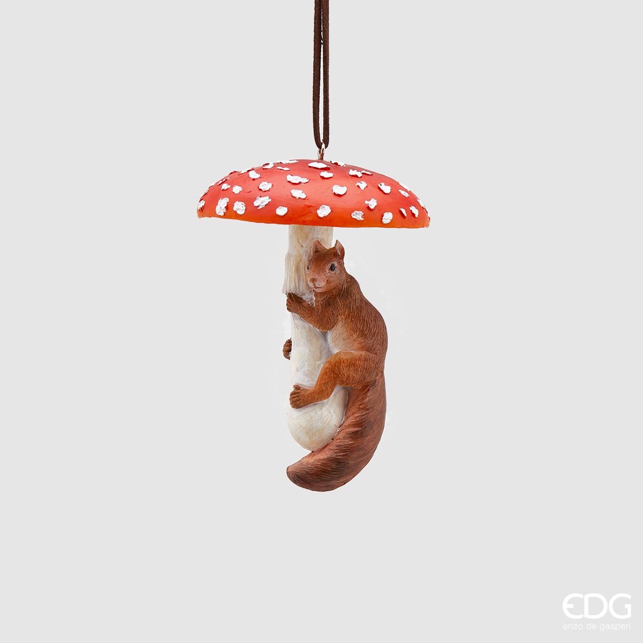 Decoro per albero di Natale, funghetto con scoiattolino in resina decorata. Dimensioni: cm 8 x 11 h. In negozio e online su tuttochic.it