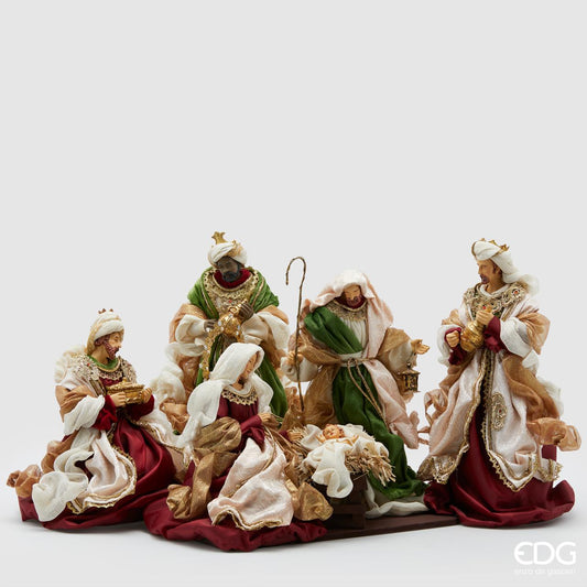 Natività composta da 4 pezzi fatti in ceramica con tessuti pregiati e colorati. Dimensioni: altezza massima cm 39 (San Giuseppe). In negozio e online su tuttochic.it