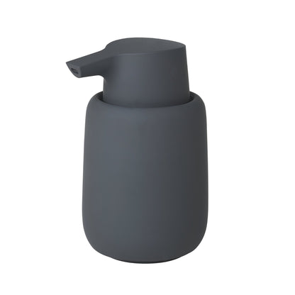 Il dispenser di sapone SONO nell'elegante colore magnet (grigio scuro) ha una capacità di 250 ml di sapone liquido. La superficie opaca e morbida al tatto in una tonalità di grigio scuro e vellutata è piacevole al tatto. Dimensioni: cm 8,6 x 14,5 h. In negozio e online su tuttochic.it