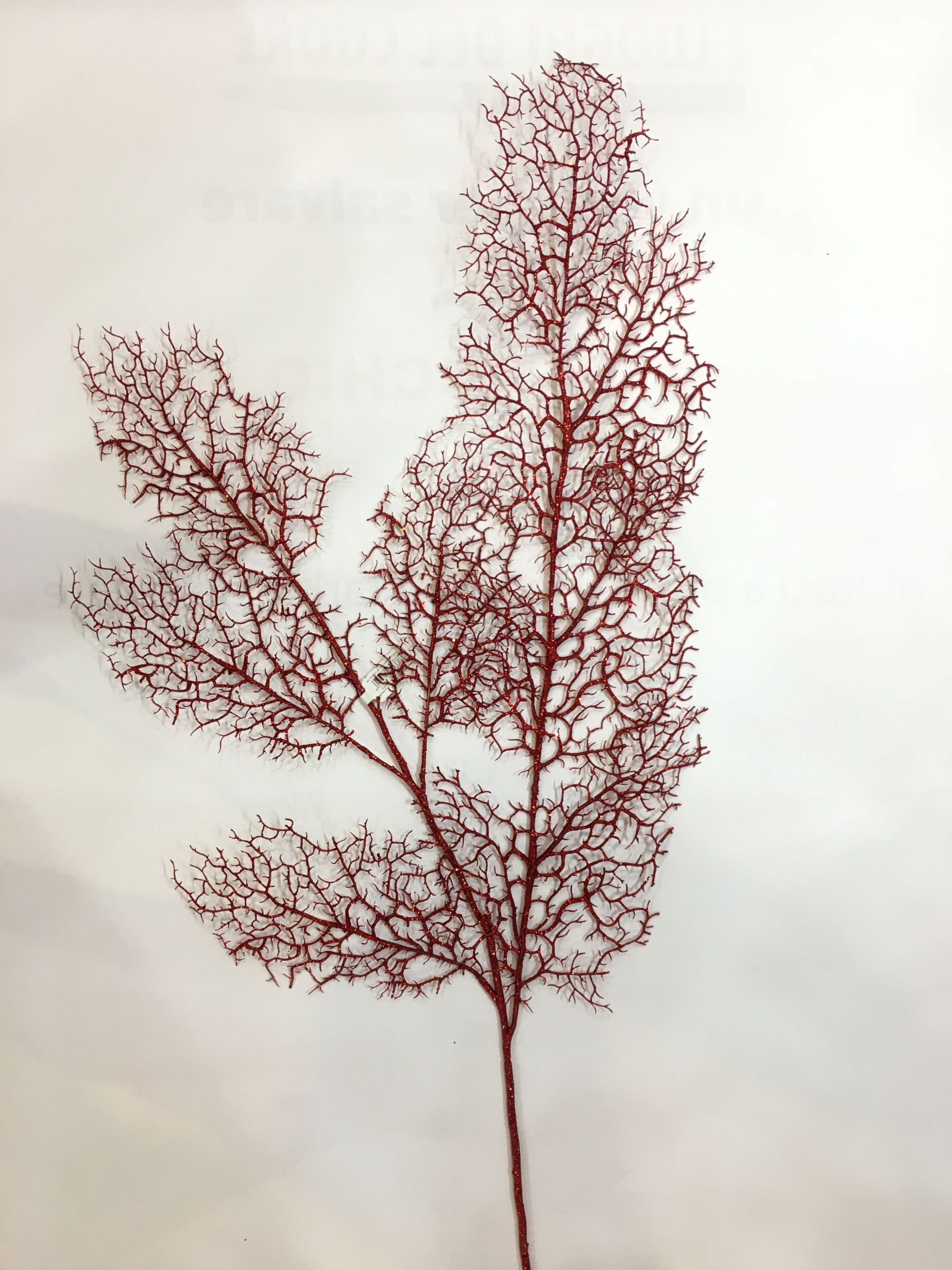 Ramo corallo di colorato con glitter rosso cm 122 h. Inserito in una composizione di fiori, nell'albero di Natale, il corallo dà volume e un aspetto più raffinato.