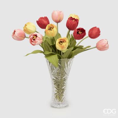 Vaso in vetro lavorato con 12 tulipani di tessuto in 3 colori. Dimensioni: altezza cm. 44, larghezza cm. 30 Disponibile anche: solo vaso o solo fiori. In negozio e online su tuttochic.it