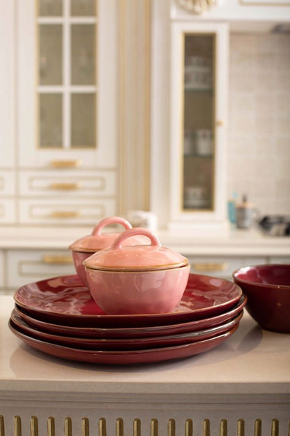 Zuccheriera con coperchio in porcellana di colore ocra. Colori e forme moderne si mescolano con armonia ed elementi della tradizione. Dimensioni: Ø 11 cm, 250 cc. In negozio e online su tuttochic.it