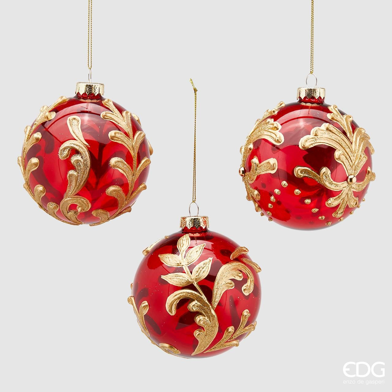 Decoro palla in vetro rosso con decoro oro per albero di Natale. Dimensioni: ø cm 10. In negozio e online su tuttochic.it