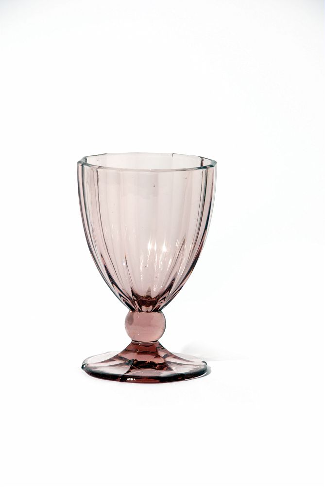 Confezione 6 calici in vetro di colore rosa. Dimensioni: cc 420 - Ø 9 - h 14 cm. Lavabili in lavastoviglie. In negozio e online su tuttochic.it