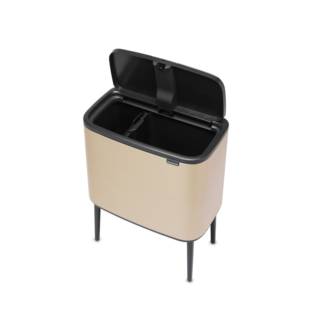 La pattumiera Bo Touch Bin Brabantia 23 + 11 litri in metallo color champagne arreda con stile. Si apre con un leggero tocco. Facile da pulire - due secchi interni in plastica rimovibili.  Dimensioni Lunghezza: 31,2 cm Larghezza : 54 cm Altezza: 68 cm Capacità: 34 litri Peso: 5,7 Kg. In negozio e online su tuttochic.it