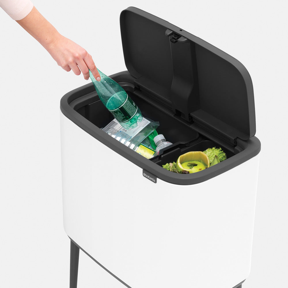 La pattumiera Bo Touch Bin Brabantia 23 + 11 litri in metallo di color bianco arreda con stile. Si apre con un leggero tocco. Facile da pulire - due secchi interni in plastica rimovibili.  Dimensioni Lunghezza: 31,2 cm Larghezza : 54 cm Altezza: 68 cm Capacità: 34 litri Peso: 5,7 Kg. In negozio e online su tuttochic.it