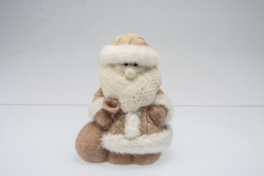 Babbo Natale con sacco, decorato con pizzo, cotone lavorato a maglia beige e peluche bianco. Dimensione / Diametro esterno in cm : 15Larghezza in cm. : 16 Altezza in cm. : 20